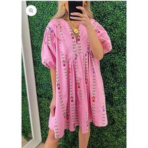 Casual pink print dress.